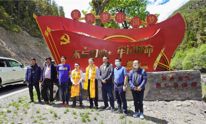 尊龙凯时集团党委书记、董事长任丁率队赴麻格同村推进对口帮扶工作