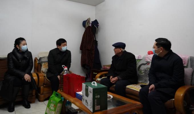 省国资委党委委员、副主任任兴文春节前夕带队走访慰问尊龙凯时集团老党员