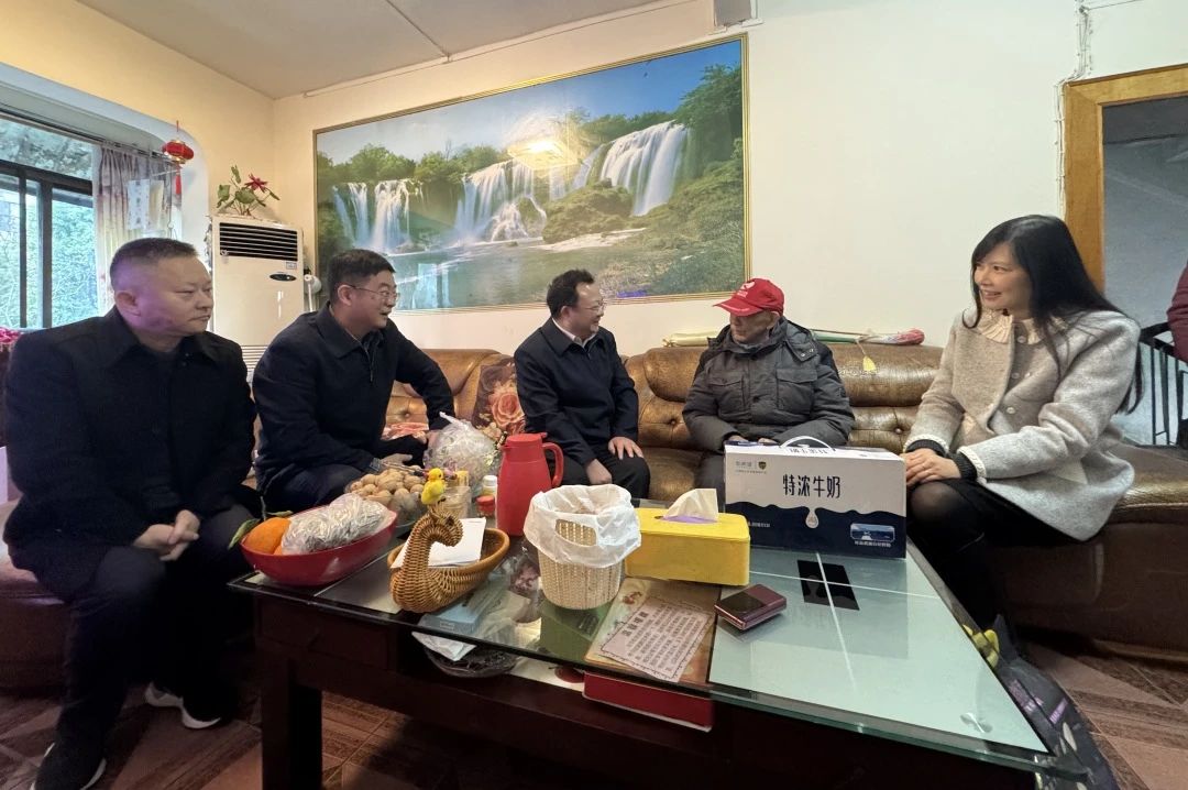 省国资委党委委员、副主任何政走访慰问省尊龙凯时集团老党员、老干部