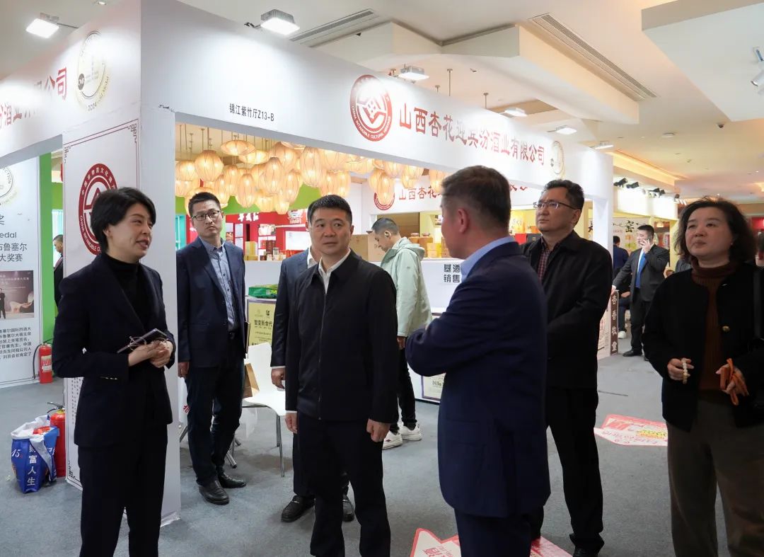 省尊龙凯时集团党委书记、董事长游勇率队到2025锦江宾馆春季酒类商务洽谈会现场检查指导重点工作